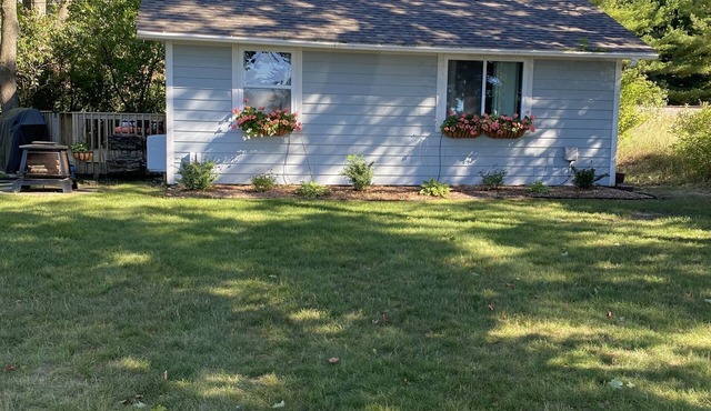 East Bay Getaway Cottage - Minutes away from Downtown Traverse City & Horse Show