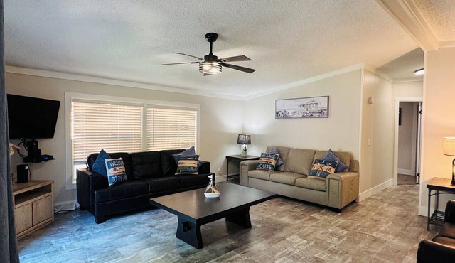 Easy Stay w/2 Parking Spots | 8 ppl | IC83