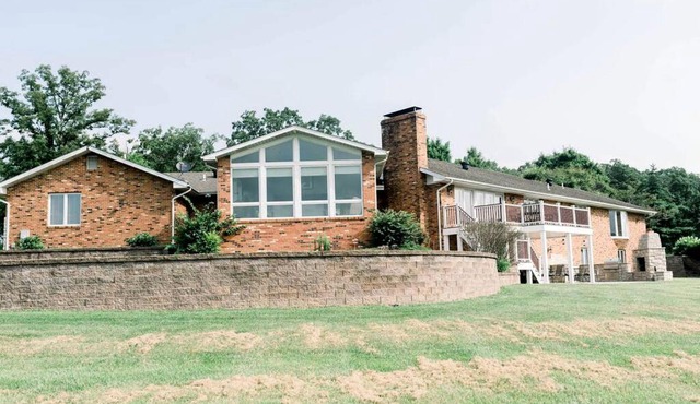 Elegant Glamping Vacation Rental in Missouri - Tranquil Getaway Suitable for 10 People near Owensville in Owensville