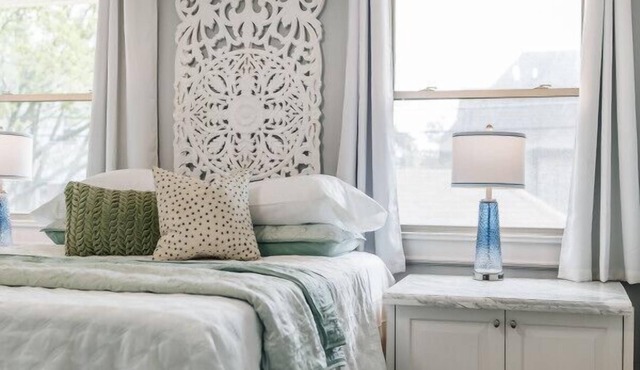 Elegant Vintage Escape, Minutes from the Lake!