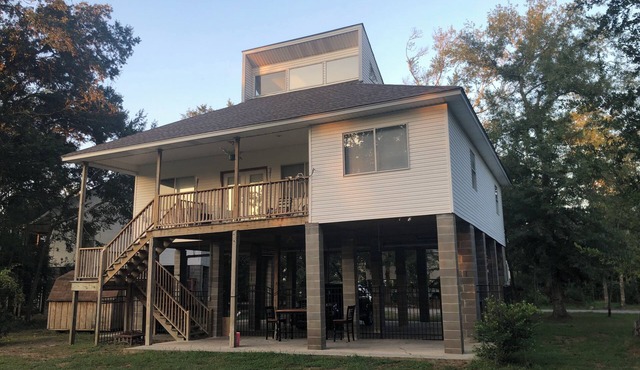 Enjoy a stay at this quaint 3 bedroom 2 bath home near downtown Mandeville.