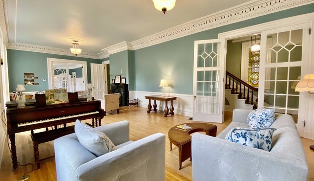 Entire Victorian Mansion - Near Main St & Farmer’s Mkt - Sleeps12 in Oshkosh