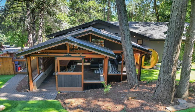 Eugene Evergreen Escape by Les Chalets Stays is a fully renovated home perfect for your crew! Game room, play house, sauna, outdoor entertaining space and huge back yard. in Eugene