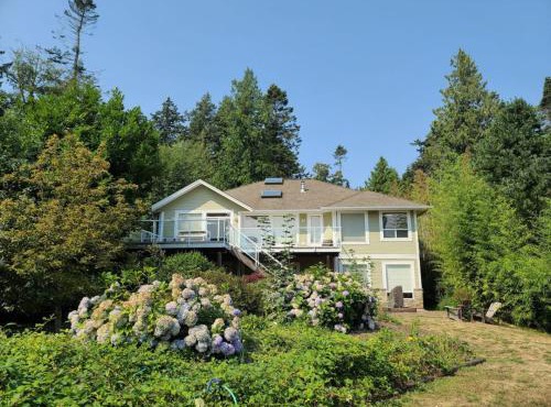 Expansive Dual-Kitchen Retreat in Point Roberts