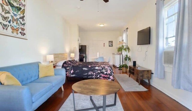 Fab Studio | Walk to Food and Music | Pet Friendly