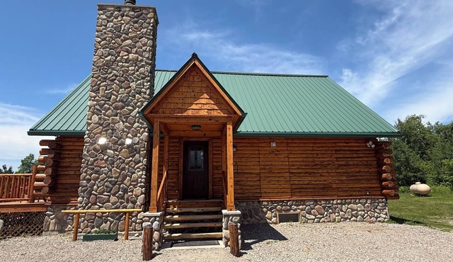 Family friendly 3-bedroom cabin in peaceful Vanderbilt. Private. Large groups.