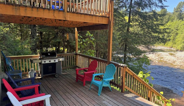 Fantastic river cabin near Mount Hood with private hot tub, firepit & wood stove in Rhododendron