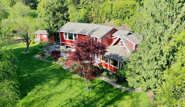 Farmhouse & Creekside Get-Away on hidden acreage in historical downtown Gresham. in Gresham