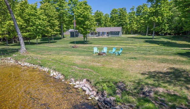Ferns Folly: Waterfront on South Manistique Lake-Sleeps 6-EV Charger!