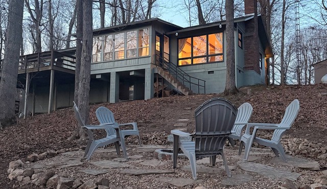 Firepit + Master Suite + Seasonal Lake Views