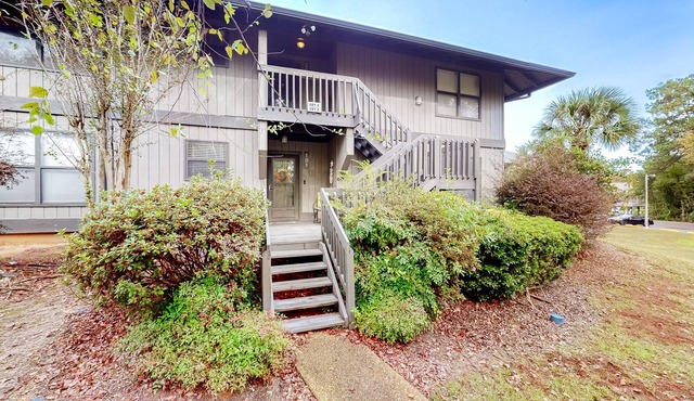 First-floor updated condo with pool, tennis court, balcony, & AC - dog-friendly in Diamondhead