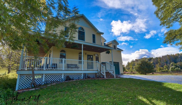 Frankfort Farmhouse - PickleBARn