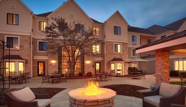 Free Breakfast. Pool & Hot Tub. Near St. Francis Medical Center! Great for Business Travelers! in Peoria