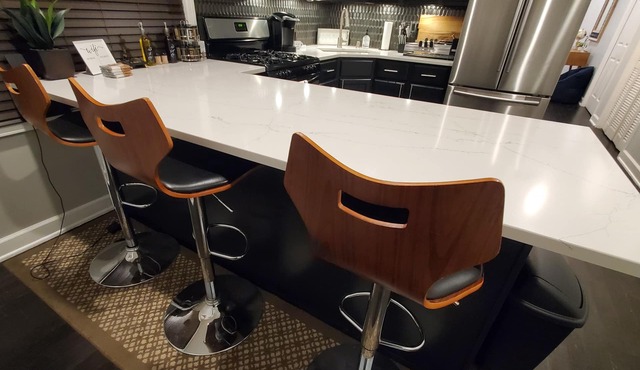 Free Parking & Pet Friendly in Bucktown/Logan Square Apt, Close to Everything!