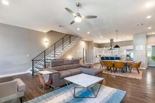 Fully-Furnished Townhouse with Luxury Amenities in New Orleans
