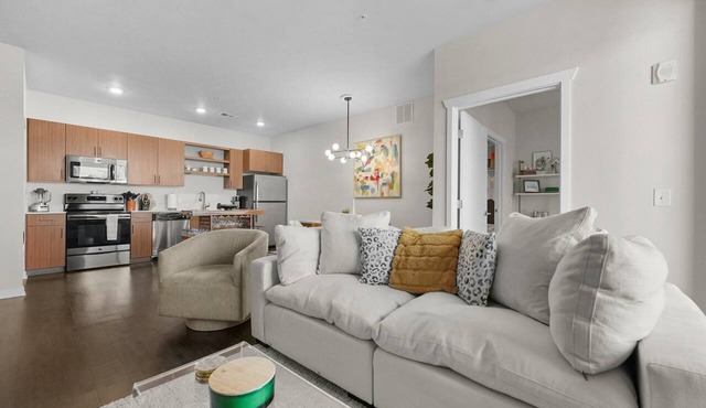 Fully Stocked Trendy Condo Close To Downtown And The Beach