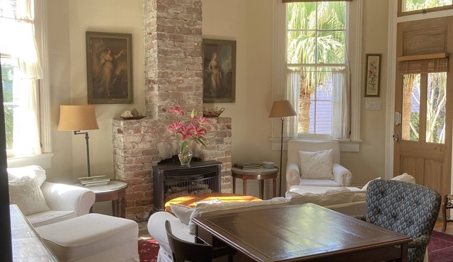 Garden, walkable, stylish, dog friendly, off-street parking, near French Quarter
