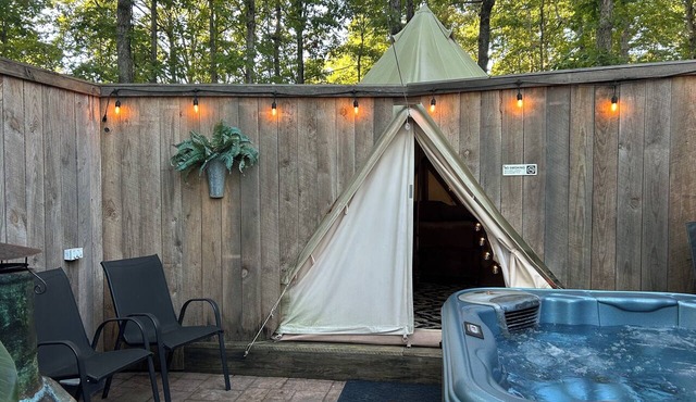 Glamping tent with hot tub and AC for a relaxing getaway in Mountain View