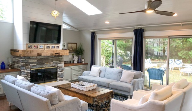 Gorgeous cottage short walk from downtown, beach and minutes to ski hills.