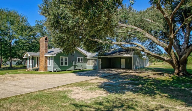 Gotta "Lovett" Farmhouse -Spacious 3 bedroom home on sprawling 6+ acres