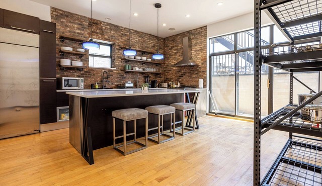 Grand 5,500 sq ft Pilsen home, 5BR, sleeps 11, near downtown