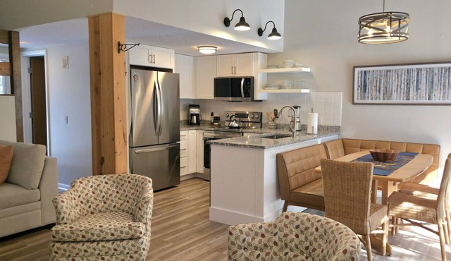 Harbor Cove 28 Beach & Pool Retreat: A cozy 3BR condo in scenic Harbor Springs