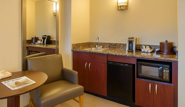 Hassle-free Stay w/Complimentary Airport Shuttle, Pets are Welcome!