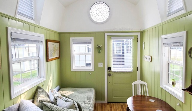 Heritage House - Tiny Digs Lakeshore