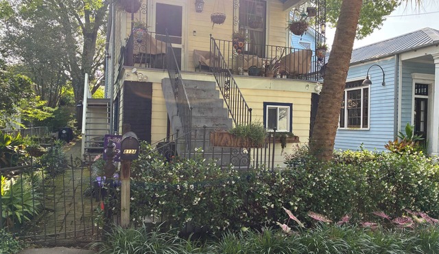Hey foodies 1-BR apt on restaurant row. Wheelchair accessible and pets welcome! in New Orleans