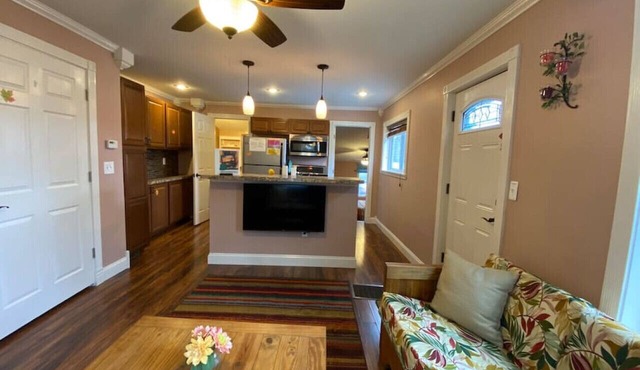 Hidden Charm Suites - Cheerful Suite, Downtown Retreat