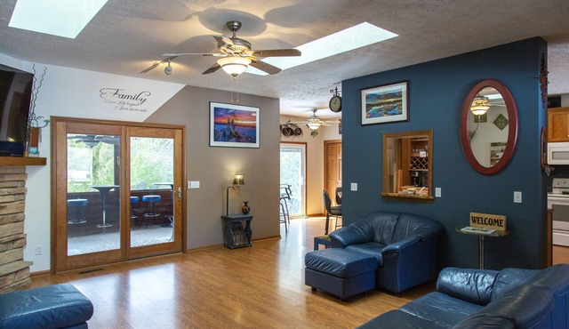 Hidden gem, secluded yet close to everything. Perfect multi-family retreat.