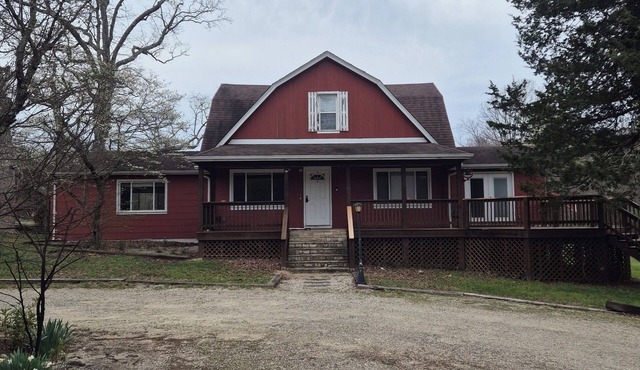 Hidden Hollow Lodge. Peaceful 3-bedroom lodge on a private lake.