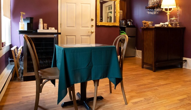 Historic apartment in walking distance to cafes and boutiques!
