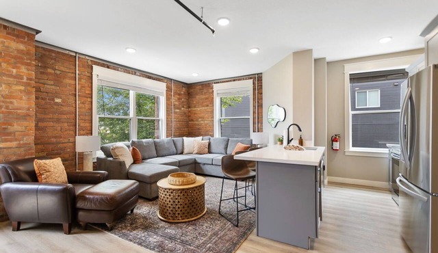 Historic Brownstone Apartment, Heirloom Vacations in Duluth