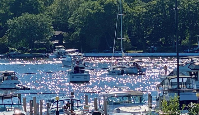 Historic Harborview Luxury 3 bed/3-1/2 bath in Saugatuck ,Deck, Grill, parking