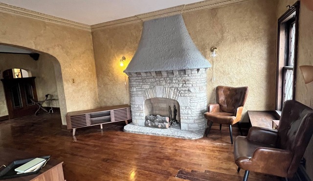 Historic Holton House Spacious 2 bedroom Victorian with Charm and Home Bar