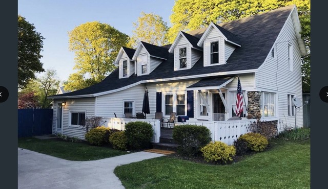 Historical 1867 Farmhouse/5 Large Bedrooms/Driveway/Sleeps 12 Comfortably
