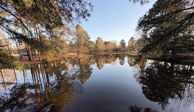 Hog Heaven Waterfront Cabin on Stocked Pond 4 miles to Lufkin in Lufkin