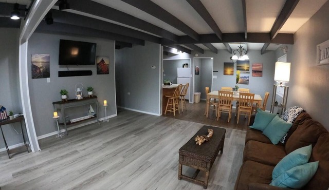 Holiday House (Sleeps 1-12) - Offer a 4-bedroom, 2-bath unit with 1 queen, 3 full, 4 twin beds, and a pull-out sofa.