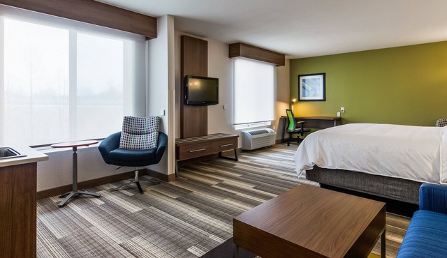 Holiday Inn Express & Suites Detroit - Farmington Hills by IHG