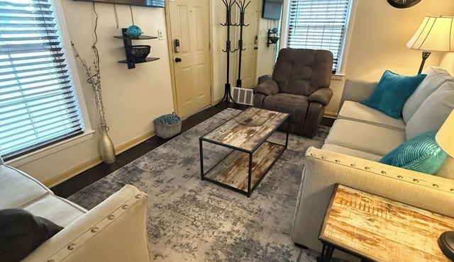 Home Away from Home 2-bedroom house in nice Wyandotte with AC, WiFi