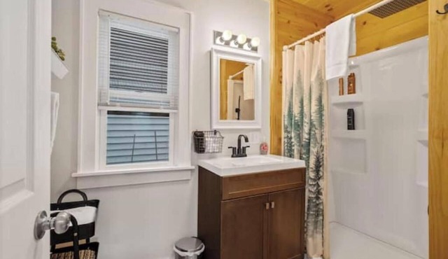Home w/Mother-In-Law - Tour the 906! Sleeps 10