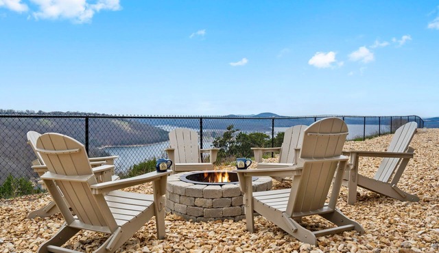 Hot Tub, Lake Views, Shared Pools & Free Tickets at Feels Like Summer