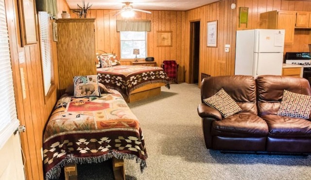 Hunters cabin near Starved Rock at Kishauwau Cabins - sleeps 4 - no animals