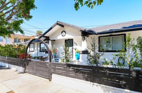 Immaculate 3BDR Bungalow - 5-Min Walk to Beach in Long Beach