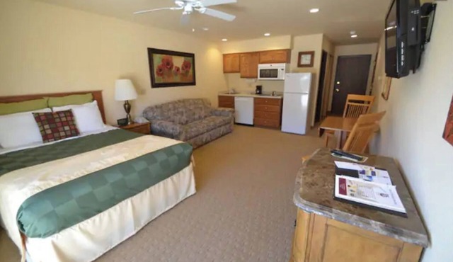 Indoor, outdoor pool, tennis and golf course in Mishicot