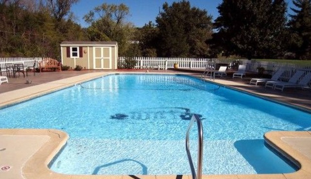 Inn on Crescent Lake B&B in Excelsior Springs