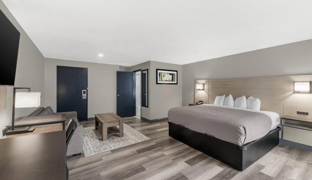 Inviting King Suite for Sightseeing and Adventure Near City Market - 5.4 miles