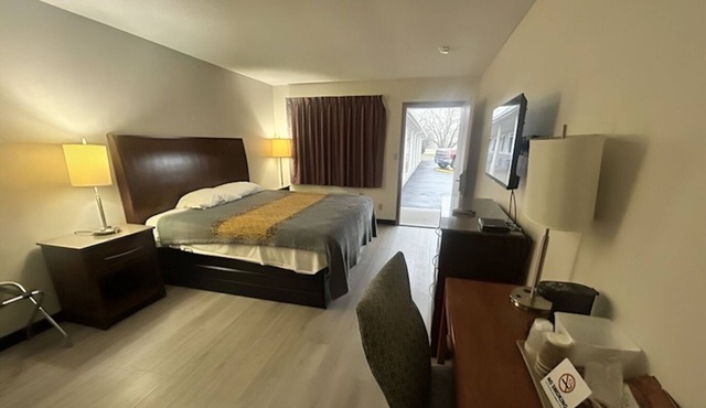 King Bed near Kingsbury Park District Nature Preserve | Free Onsite Parking!