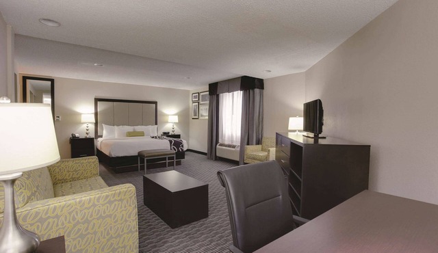 La Quinta Inn & Suites by Wyndham Detroit Metro Airport